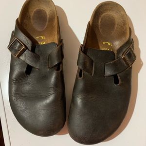 Used Birkenstock size 39 clogs, good condition.